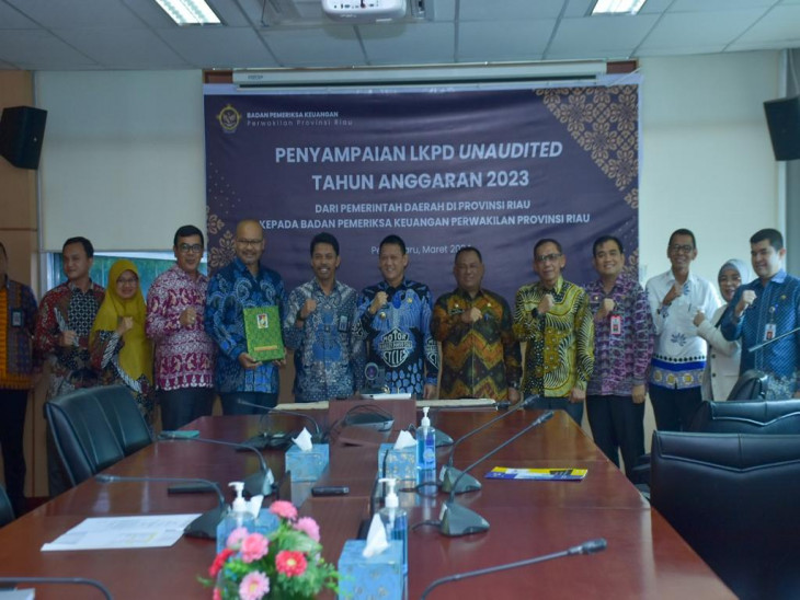 Pj Bupati Kampar Serahkan LKPD Tahun 2023 Kepada BPK RI Perwakilan Riau