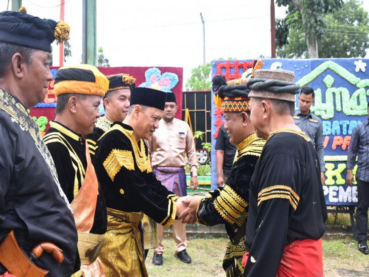 Pj Bupati Kampar Dinobatkan Sebagai Payung Panji Adat Datuok Rajo Limbago