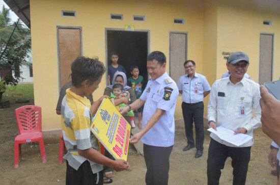 Peyerahan bantuanĀ  Bedah rumah Program Pemerintah Kabupaten Kampar kepada masyarakat