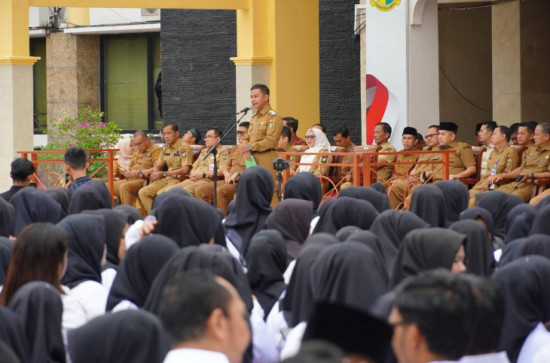 Bupati Kampar Ahmad Yuzar Serahkan SK PPPK Tahap II dan Paruh Waktu di Halaman Kantor Bupati