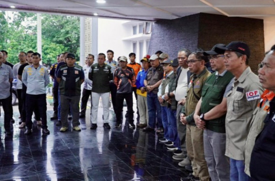 Bupati Kampar didampingi Inspektur Melepaskan Langsung Bantuan Bencana ke Sumatera Barat