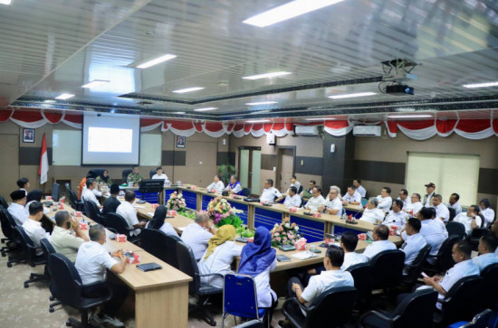 Inspektur Kab. Kampar Menghadiri Rapat Penyaluran Bantuan Bencana Hidrometeorologi