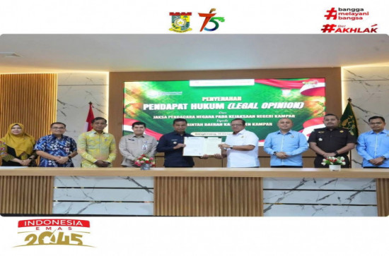 Bupati Kampar yang didampingi Inspektur Terima Penghargaan Dari Kejari Kampar dalam Bentuk Sinergi