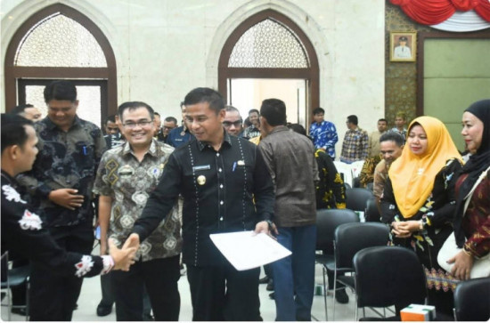 inspektur mengikuti Rapat Kerja dengan Kedes, Lurah dan Kepus serta camat se-kabupaten Kampar