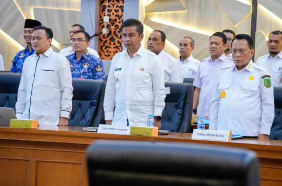 Inspektur mendampingi Bupati Kampar Hadiri Rapat Monitoring dan Evaluasi PI 10% Bersama KPK