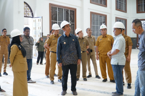 Pengawasan Tahap Finishing Pembangunan Islamic Center