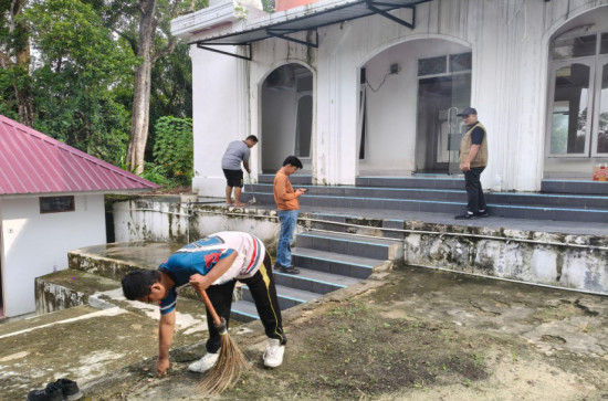 Inspektorat Kampar Bersihkan Mushalla di Komplek Perkantoran Eks Kantor Bupati Kampar Bukit Cadika